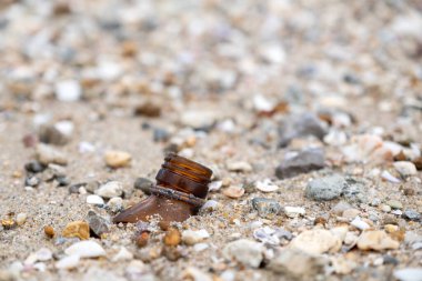 Sahildeki kırık cam şişelerin yakın plan görüntüsü.