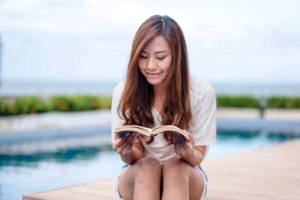 Een Mooie Aziatische Vrouw Die Boek Leest Bij Het Zwembad — Stockfoto