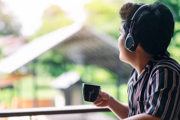 Uomo Asiatico Godere Ascoltare Musica Con Cuffie Mentre Beve Caffè — Foto Stock