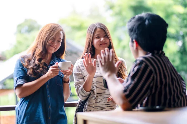 Hombre Saludando Saludando Sus Amigas Mientras Disfruta Escuchando Música Con — Foto de Stock