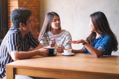 Arkadaşların yakın plan görüntüsü kafede sohbet ve kahve içmekten keyif alırdı.