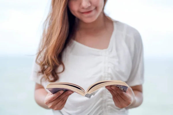 Uma Bela Mulher Asiática Lendo Livro Pelo Mar — Fotografia de Stock