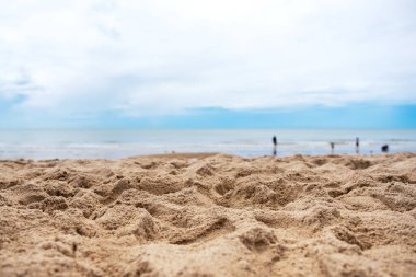 Mavi gökyüzü arkaplanlı tropikal plajdaki kum manzarası
