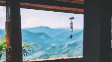 Terasta asılı duran güzel dağ manzaralı bir mobil.