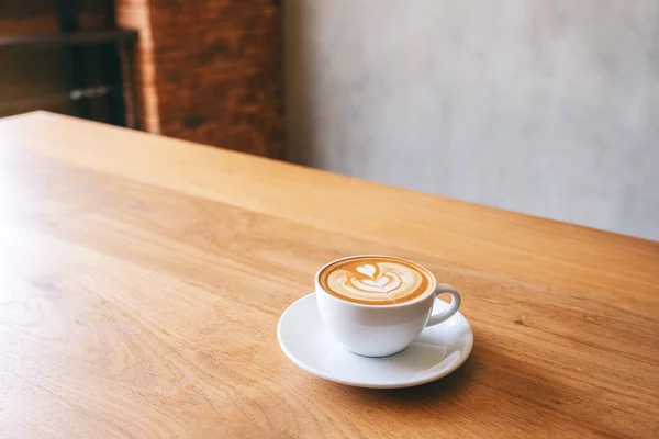 Una Taza Blanca Café Con Leche Caliente Mesa Madera — Foto de Stock