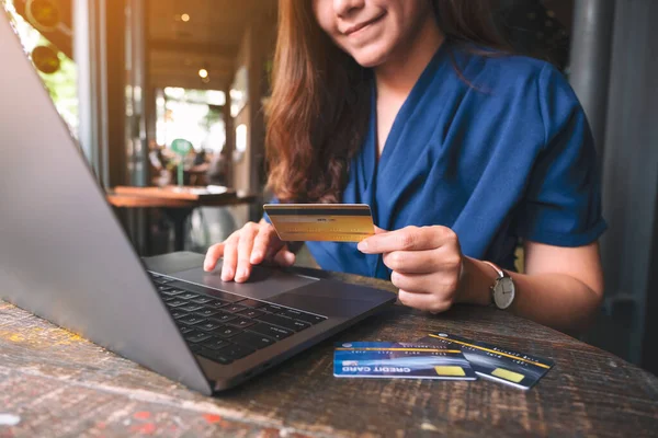 Imagen Primer Plano Una Mujer Negocios Que Tiene Tarjetas Crédito —  Fotos de Stock