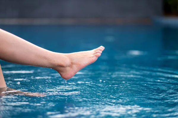 Imagen Primer Plano Piernas Pies Descalzos Pateando Empapando Agua Piscina — Foto de Stock