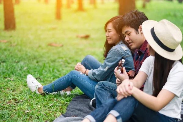 Grupo Jóvenes Jugando Ukelele Mientras Están Sentados Juntos Bosque —  Fotos de Stock