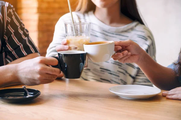 Close Imago Van Mensen Die Samen Koffie Drinken Drinken Café — Stockfoto