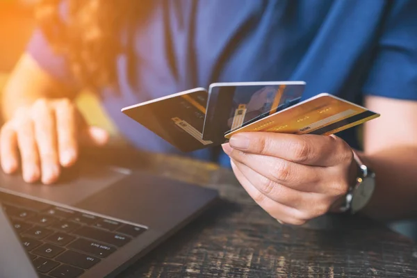 Nahaufnahme Einer Geschäftsfrau Die Kreditkarten Hält Während Sie Laptop Benutzt — Stockfoto