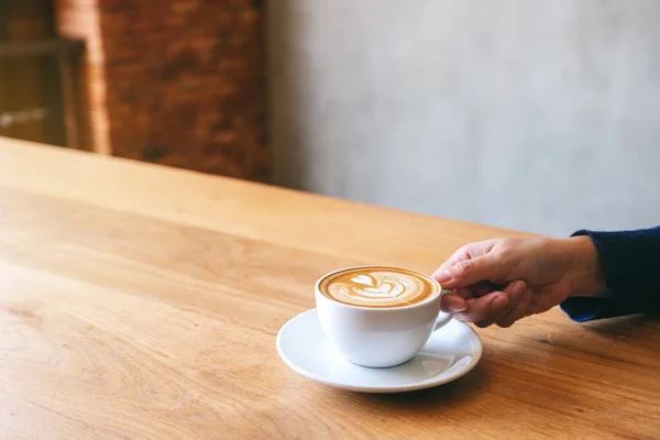 Nahaufnahme Einer Hand Die Eine Tasse Heißen Kaffee Auf Einem — Stockfoto