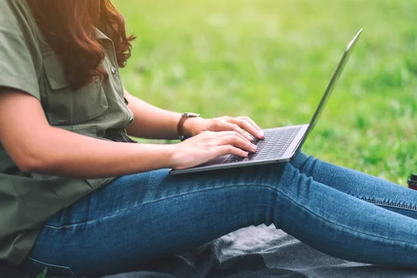 Piękna Azjatycka Kobieta Pracuje Pisze Klawiaturze Laptopa Siedząc Parku — Zdjęcie stockowe