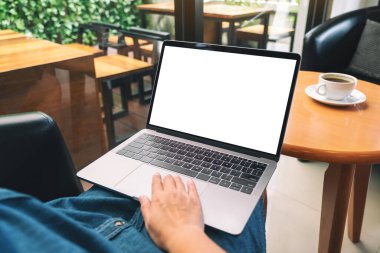Boş beyaz masaüstü ekranlı bir kadının laptop dokunmatik dokunmatik dokunmatik görüntüsü 