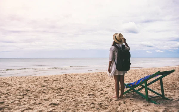 Una Mujer Viajera Con Sombrero Mochila Parada Sola Playa Junto — Foto de Stock