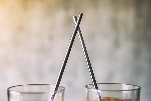 Imagem Close Dois Copos Café Gelado Com Palha Aço Inoxidável — Fotografia de Stock