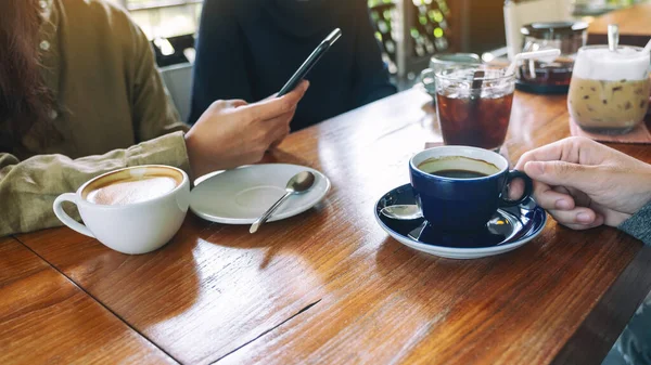 Zbliżenie Osób Korzystających Telefonu Komórkowego Pijących Kawę Kawiarni — Zdjęcie stockowe