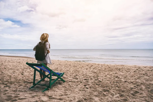 Una Mujer Viajera Con Sombrero Mochila Parada Sola Playa Junto — Foto de Stock