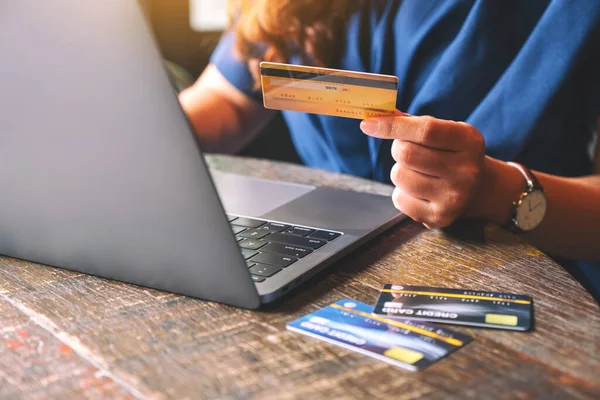 Imagen Primer Plano Una Mujer Negocios Que Sostiene Tarjeta Crédito —  Fotos de Stock