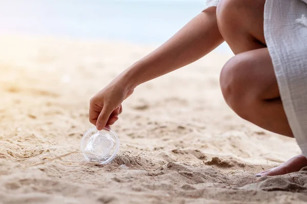 Una Limpieza Manos Recoger Una Basura Vidrio Plástico Playa — Foto de Stock