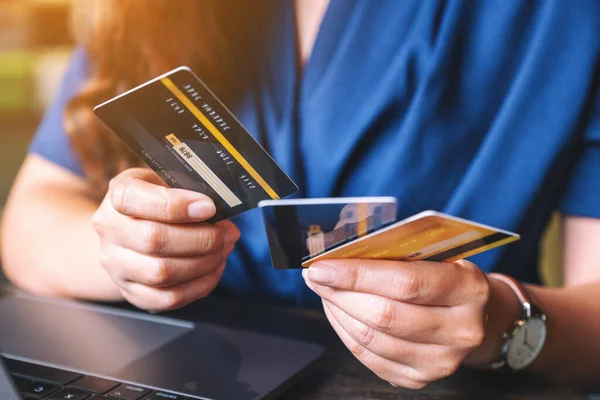 Imagen Primer Plano Una Mujer Sosteniendo Eligiendo Tarjetas Crédito Mientras —  Fotos de Stock