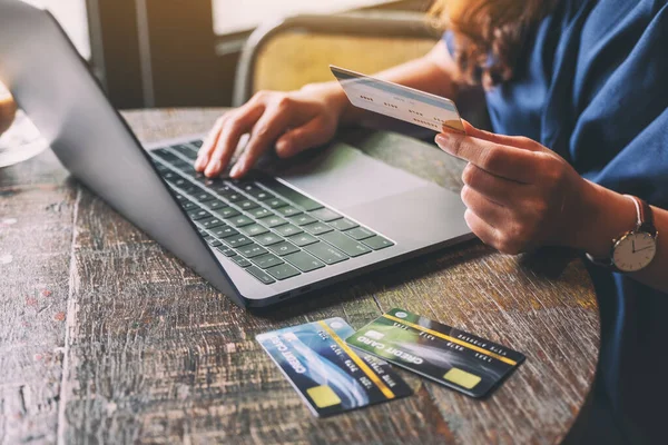 Una Mujer Que Tiene Tarjetas Crédito Mientras Usa Computadora Portátil —  Fotos de Stock