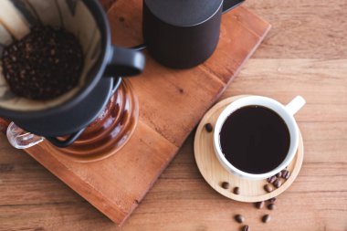 Eski ahşap arka planda damlayan kahvenin üst görünümü