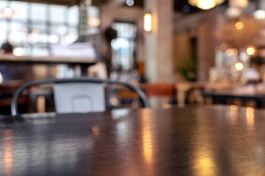 Eski ahşap masa ve çatı katındaki kafede sandalyeler. 