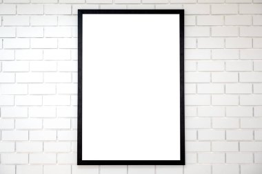 Beyaz tuğla duvar zemininde boş bir siyah ahşap resim çerçevesi