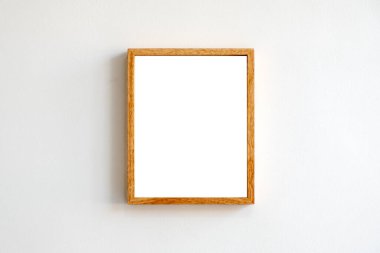 Beyaz duvar zemininde boş bir tahta çerçeve