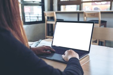 Ofiste otururken bilgisayarında boş beyaz masaüstü ekran kullanan ve yazan iş kadınının görüntüsü