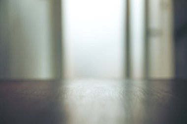 Bulanık bokeh soyut arkaplanı olan tahta masa