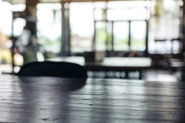 Kafede bulanık Bokeh soyut arkaplanı olan ahşap masa 