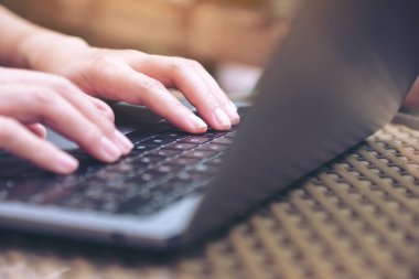 Dizüstü bilgisayarın klavyesinde el yazısının yakın plan resmi 