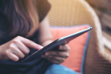 Tablet bilgisayarını tutan ve işaret eden bir kadının yakın plan görüntüsü 