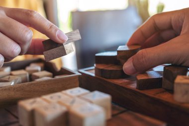 Ahşap yapboz oyunu oynayan ve inşa eden iki kişinin yakın plan görüntüsü
