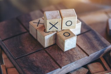 Tahta Tic Tac Toe oyununun ya da bir kutuda OX oyununun yakın plan resmi