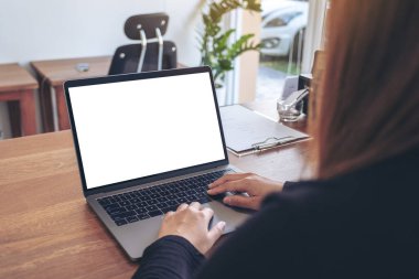 Ofiste otururken boş beyaz masaüstü ekran kullanan ve yazan bir kadının görüntüsü
