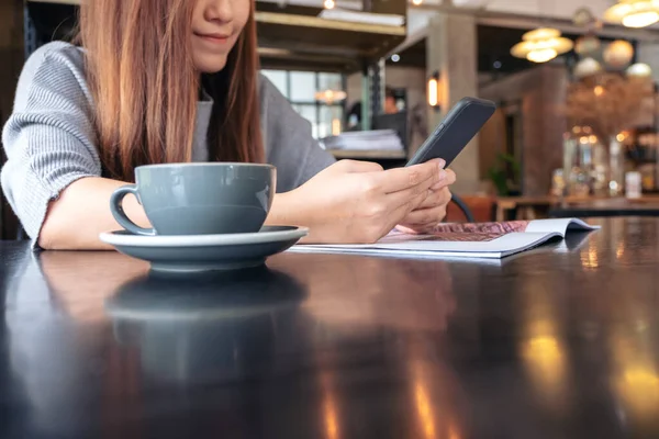 Imagen Cerca Una Mujer Sosteniendo Usando Teléfono Inteligente Con Taza —  Fotos de Stock