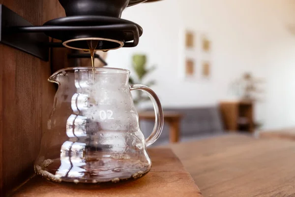 Nahaufnahme Eines Tropfenden Kaffees Der Ein Becherglas Auf Einem Holztisch — Stockfoto