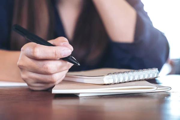 Nahaufnahme Einer Frau Die Einen Stift Hält Auf Einen Holztisch — Stockfoto