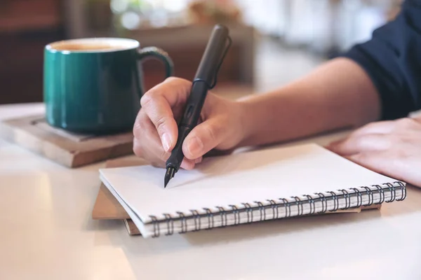 Imagen Primer Plano Escritura Mano Una Mujer Cuaderno Blanco Con —  Fotos de Stock