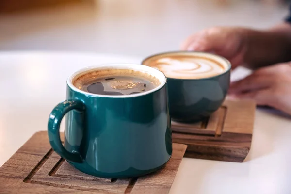 Крупным Планом Изображение Руки Зелеными Кофейными Кружками Кафе — стоковое фото