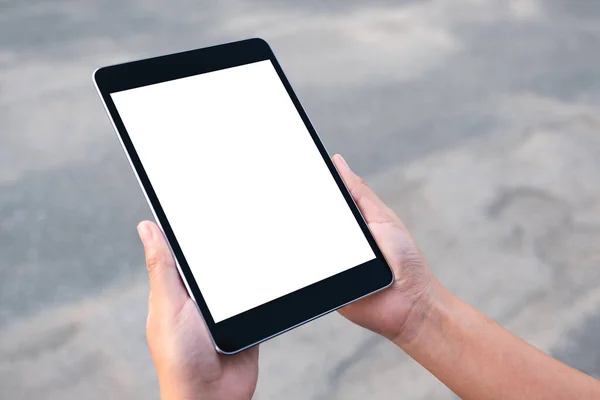 Sokak Arkaplanlı Beyaz Ekranlı Siyah Tableti Tutan Ellerin Görüntüsü — Stok fotoğraf