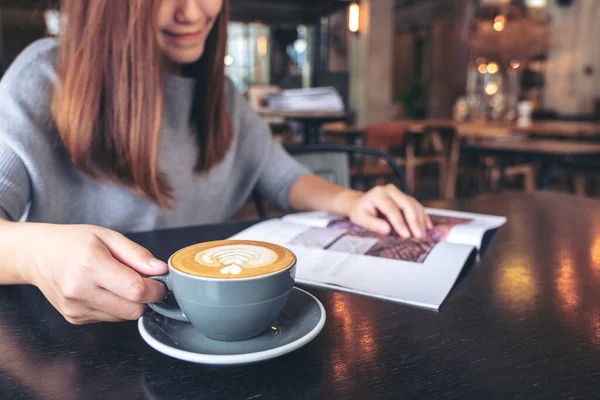 Κοντινή Εικόνα Μιας Όμορφης Ασιάτισσας Που Διαβάζει Περιοδικό Πίνοντας Καφέ — Φωτογραφία Αρχείου
