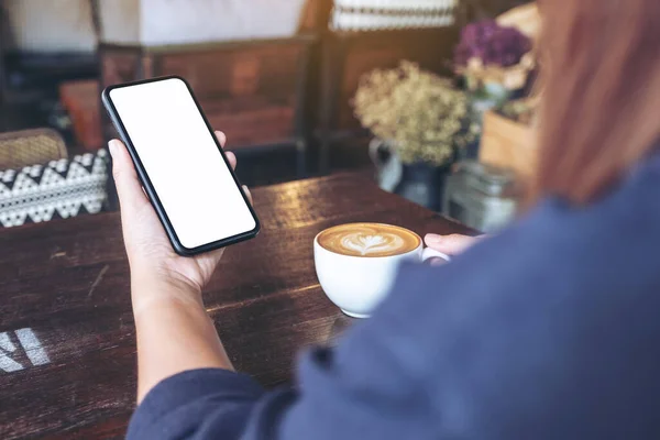 Mockup Bild Kvinna Som Håller Svart Mobiltelefon Med Tom Skärm — Stockfoto