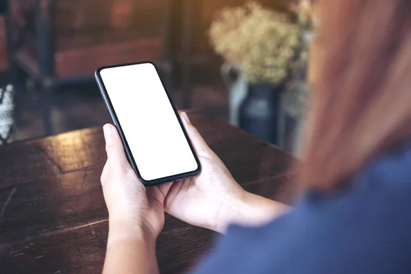 Imagen Burlona Una Mujer Sosteniendo Teléfono Móvil Negro Con Pantalla — Foto de Stock