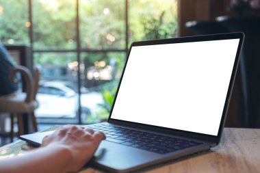 Kafedeki boş beyaz masaüstü ekran ile bilgisayarın dokunmatik dokunmatik dokunmatik dokunmatik görüntüsünü taklit et