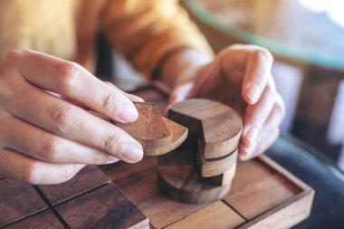 Ahşap yapboz oyunu oynayan ve inşa eden insanların yakın plan görüntüsü