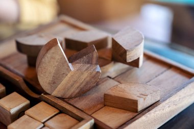 Ahşap yapboz kulesi oyununun yakın plan resmi