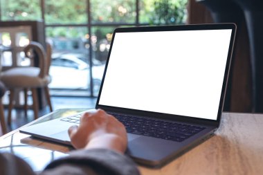 Kafedeki boş beyaz masaüstü ekran ile bilgisayarın dokunmatik dokunmatik dokunmatik dokunmatik görüntüsünü taklit et